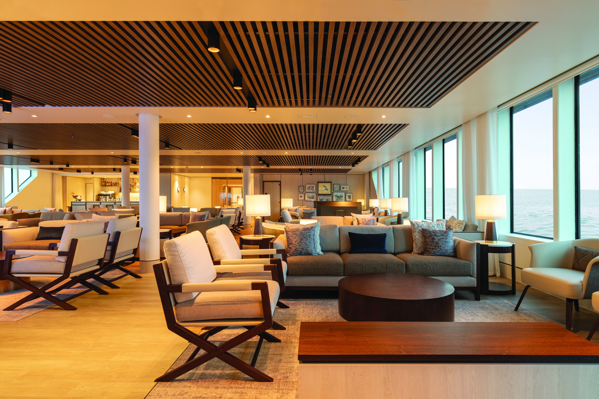 MyCruise Silversea Silver-Origin Offentlige-arealer Barer-lounger-atrium7
